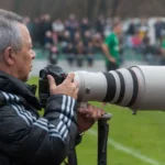 Lensa Super Kamera untuk Syuting Pertandingan Sepak Bola yang Dipakai Profesional 2026