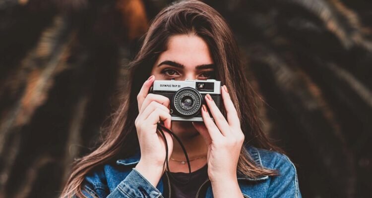 Jenis Jenis Kamera Compact, Pilihan Ringkas untuk Foto Harian hingga Konten Serius